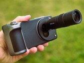 El Vivo X200 Ultra con accesorios de cámara en revisión. (Fuente de la imagen: Marcus Herbrich)