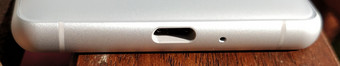 Abajo: puerto USB tipo C, micrófono
