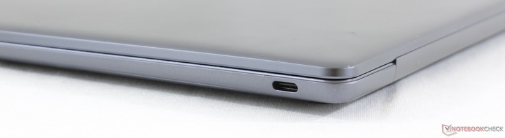 Lado derecho: Puerto USB 3.1 Tipo C