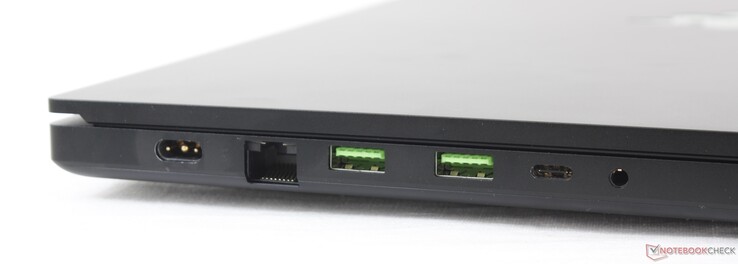 Izquierda: adaptador de CA, RJ-45 de 2,5 Gbit, 2 USB 3.2 Gen. 2, USB-C 3.2 Gen. 2, audio combinado de 3,5 mm