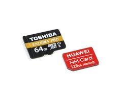Nuestra Toshiba Exceria Pro M501 referencia microSD junto a una nueva tarjeta de memoria Huawei nano.