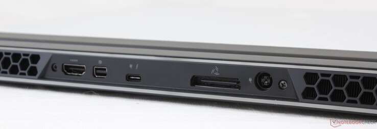 Trasero: HDMI 2.0b, mini-DisplayPort 1.3, Thunderbolt 3 con carga USB-C, Puerto Amplificador de Gráficos Alienware, adaptador de CA