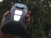 La V Max Play con las luces traseras encendidas (Fuente de la imagen: Sergey Tarasov - Notebookcheck)