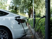 Un coche eléctrico enchufado (Fuente de la imagen: Emma Smith vía Unsplash; recortada)