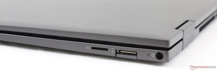 A la derecha: Lector de microSD, USB tipo A 5 Gbps (Sleep and Charge), adaptador de CA.