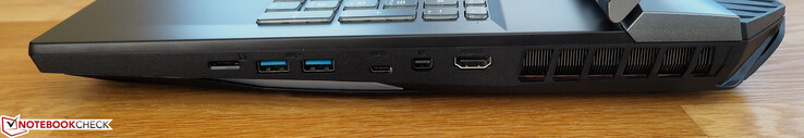 Lado derecho: Lector de tarjetas MicroSD, dos puertos USB 3.1 Gen2 Tipo A, un puerto USB 3.1 Gen2 Tipo C, un puerto Mini DisplayPort 1.4, puerto HDMI 2.0