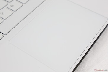 El Clickpad tiene un tamaño decente (10 x 8 cm) con un clic más firme y fuerte que en el nuevo XPS 15