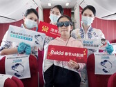 Los pasajeros de Hainan Airlines disfrutan de entretenimiento virtual mientras llevan puestas las gafas Rokid Max AR durante los vuelos del Año Nuevo Lunar. (Fuente: Rokid)