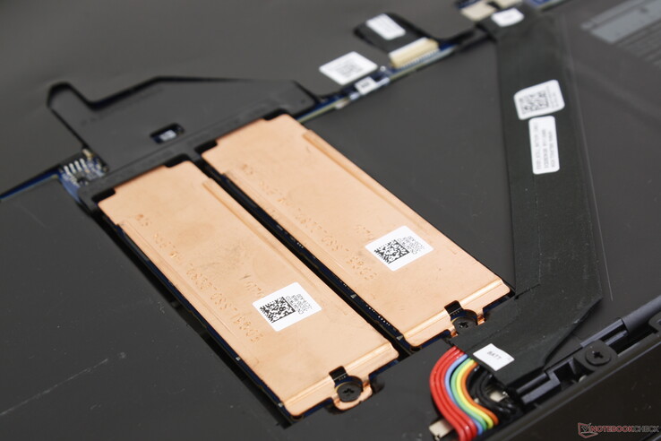 Podemos apreciar las placas de cobre M.2, ya que se sabe que las unidades SSD de NVMe funcionan muy calientes.