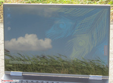 El Yoga 730 en el exterior (toma con luz solar directa; el sol está detrás del aparato)