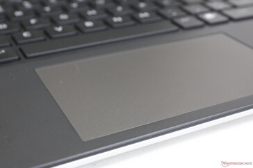 El teclado dispone de retroiluminación RGB, al igual que el teclado. Sin embargo, sólo está disponible en algunos SKUs