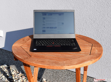 Lenovo ThinkPad E480 en la luz del sol