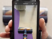 La aplicación Dyson CleanTrace AR permite a los usuarios ver las manchas que se han saltado al pasar la aspiradora. (Fuente: Dyson en YouTube)