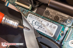 se podría cambiar el SSD M.2 bajo el cable de cinta