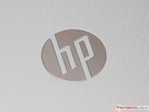 Una marca HP plateada...