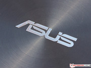 El logo Asus en aluminio cepillado El logo Asus en aluminio cepillado