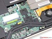 a través de tubos de ventilación de la CPU y GPU. a través de tubos de ventilación de la CPU y GPU.