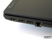 Tres puertos USB 2.0 adicionales en el borde frontal derecho seguidos por una interface RJ-11 (módem).