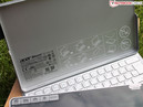 que el Iconia W700, pero con una funda-teclado de plástico en plata (W700 = transparent).