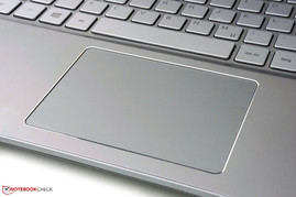 Touchpad amplio con botones de ratón integrados.