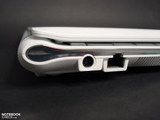 Bueno: Conector de corriente y de red alejados hacia atras Bueno: Conector de corriente y de red alejados hacia atras