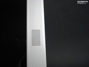 Bisel de la pantalla ancho con altavoces integrados. Bisel de la pantalla ancho con altavoces integrados.