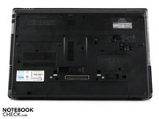 Lo que el ProBook 6555b ofrece es una abundancia de conexiones incluyendo docking- y un puerto para división de batería en el lado inferior.