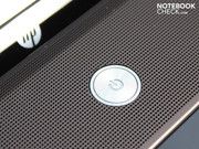El centrado botón de encendido hecho de aluminio destaca, mientras que la webcam de 2.0 Megapixel permanece casi desapercibida.