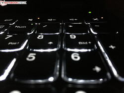 La iluminación del teclado puede ser algo cegadora según tu posición.
