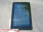 El Kindle Fire bajo luz solar directa. La visibilidad en exteriores es similar entre ambos tablets