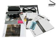 Subportatil Sony Vaio VGN-SZ71WN/C; Los accesorios incluyen un montón de papel y solo unas pocas cosas ultiles.