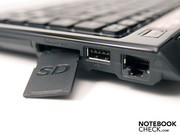 Un puerto USB adicional, lector de tarjetas y conexión de red RJ-45