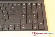 El teclado incluye un pad numérico completo.