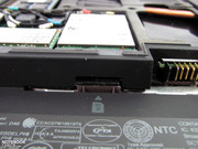 La correspondiente ranura SIM está localizada en el compartimiento de la batería