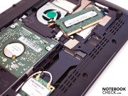 Una ranura Mini PCI Express se encuentra al lado de la RAM y el disco duro.