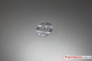 El aluminio cepillado parece muy premium, así como el emblema bruñido de HP.