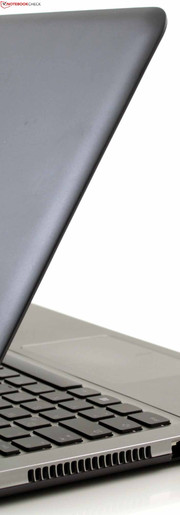 Lenovo IdeaPad U510: la fresca superficie de aluminio es agradable. La unidad base es muy estable.