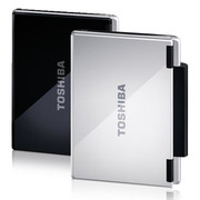 Además de la opcion del color entre Cosmos Black y Brighter Silver, Toshiba ofrece el NB-100 en dos versiones.