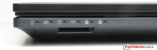 En el frontal está el lector de tarjetas (SD, MMC, Memory Stick and Memory Stick Pro).