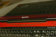 El Qosmio X300 es perfecto para gente que busque un portatil de alto rendimiento con un gran sonido. Sin embargo una etiqueta de 3130 Euros para la versión alta de gama del Qosmio X300-13E lo convierte en un peso pesado respecto al precio.