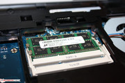 Una barra de 4 GB DDR3 está insertada en uno de los dos bancos de memoria.