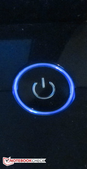 El botón de encendido iluminado añade un resalte colorido.