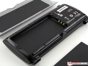 La batería tiene que retirarse para insertar la tarjeta micro SD card (2 GB incluída en la caja).