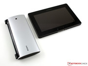 La Tablet P es menor que la BlackBerry PlayBook de 7" cuando está plegada.