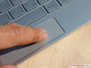 El botón está oculto debajo del área de clickpad. Según la posición del dedo del usuario, se reconocen clicks derechos o izquierdos.