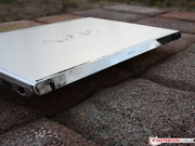 La carcasa sigue sin cambios y se mantiene la aleación de aluminio y magnesio que ya nos pareció bien anteriormente. La carcasa sigue sin cambios y se mantiene la aleación de aluminio y magnesio que ya nos pareció bien anteriormente.
