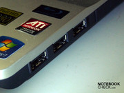 ...y las tres conexiones USB 2.0 han sido colocadas en la parte frontal derecha.