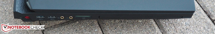 Izquierda: entrada de corriente, 2x USB 3.0, micrófono, auriculares, lector de tarjetas, FrostCore o unidad óptica