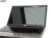 Acer emplea un panel 16:9 en la pantalla, pero  infelizmente con una superficie  refractiva.
