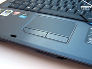 En oposición a esto, el touchpad ofrece una generosa y agradable superficie con un marcado campo de scroll separado.